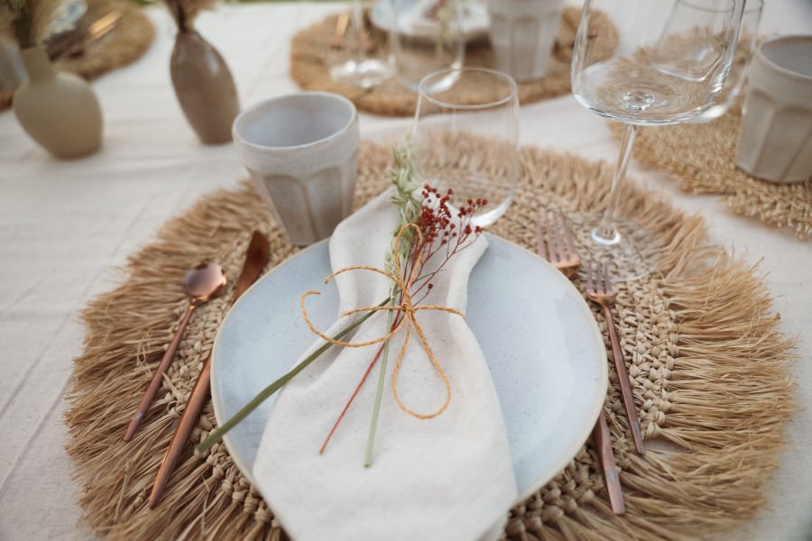 Liebevoll dekoriertes Boho-Picknick von Miss Mingly im Freien