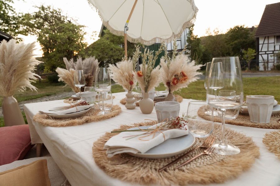 Picknickdecke mit Kissen und Deko im Boho-Stil