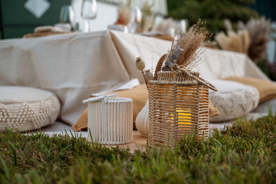 Tischdekoration mit Trockenblumen bei einem Miss Mingly Pop-up-Event